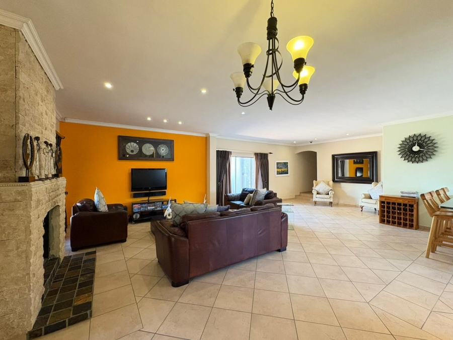 To Let 4 Bedroom Property for Rent in Uitzicht Western Cape